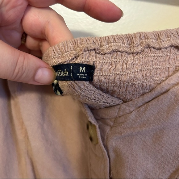 Abercrombie & Fitch • Button-Down Puff Sleeve top - Picture 6 of 7